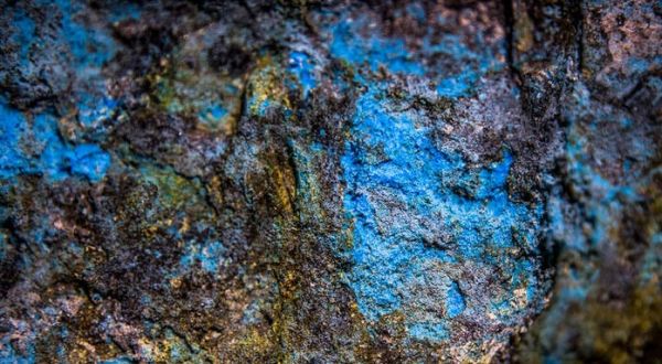 سنگ فیروزه - چرا سنگ فیروزه آبی است در این تصویر کاملا گویاست