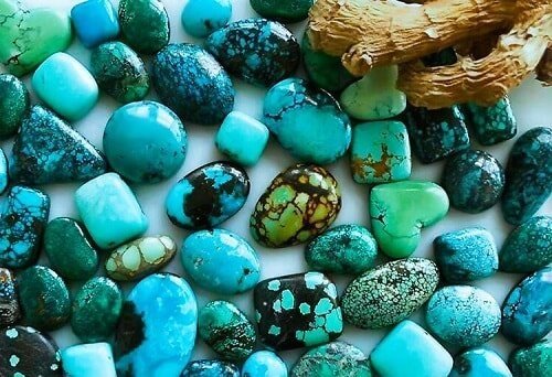 تعدادی سنگ فیروزه با رنگهای مختلف برای بهتر درک کردن تفاوت سنگ عجمی و شجری